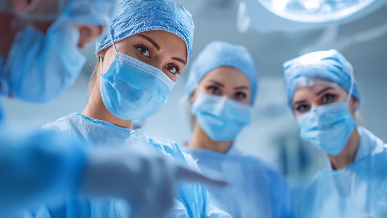 Pasukan perubatan dalam persekitaran klinikal menjalankan semakan keselamatan pra-prosedur dengan fokus dan protokol steril.
