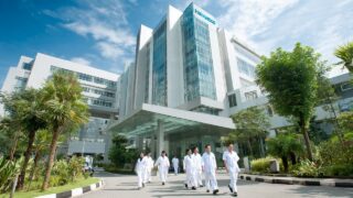 วิธีค้นหาโรงพยาบาลที่ได้รับการรับรองสำหรับการรักษามะเร็งในอินโดนีเซีย
