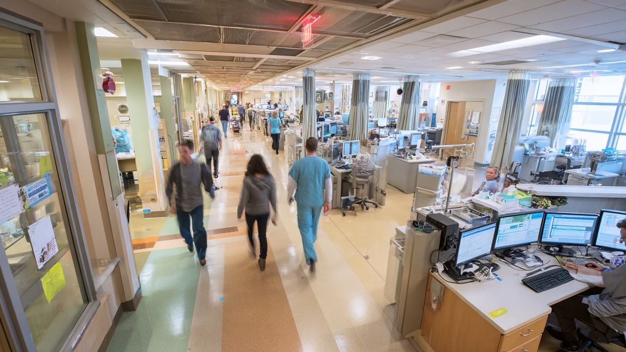 Sürgősségi osztály folyosó modern diagnosztikai és kezelési lehetőségekkel, orvosok és páciensek a nagy kórházban.