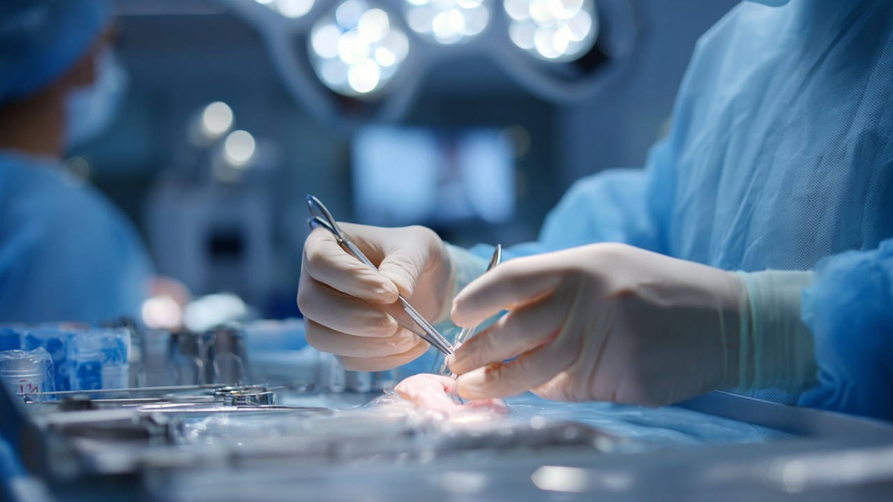Magas minőségű, valósághű orvosi kép hajátültetést végző szakemberről modern klinikán, precíz hajszálkezelés, steril környezet