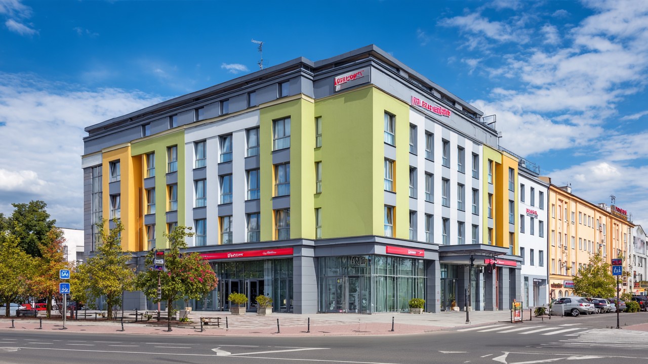 Modern orvosi klinika külseje Varsóban vagy Krakkóban, kék ég és szálloda a közelben, ideális orvosi turizmushoz.