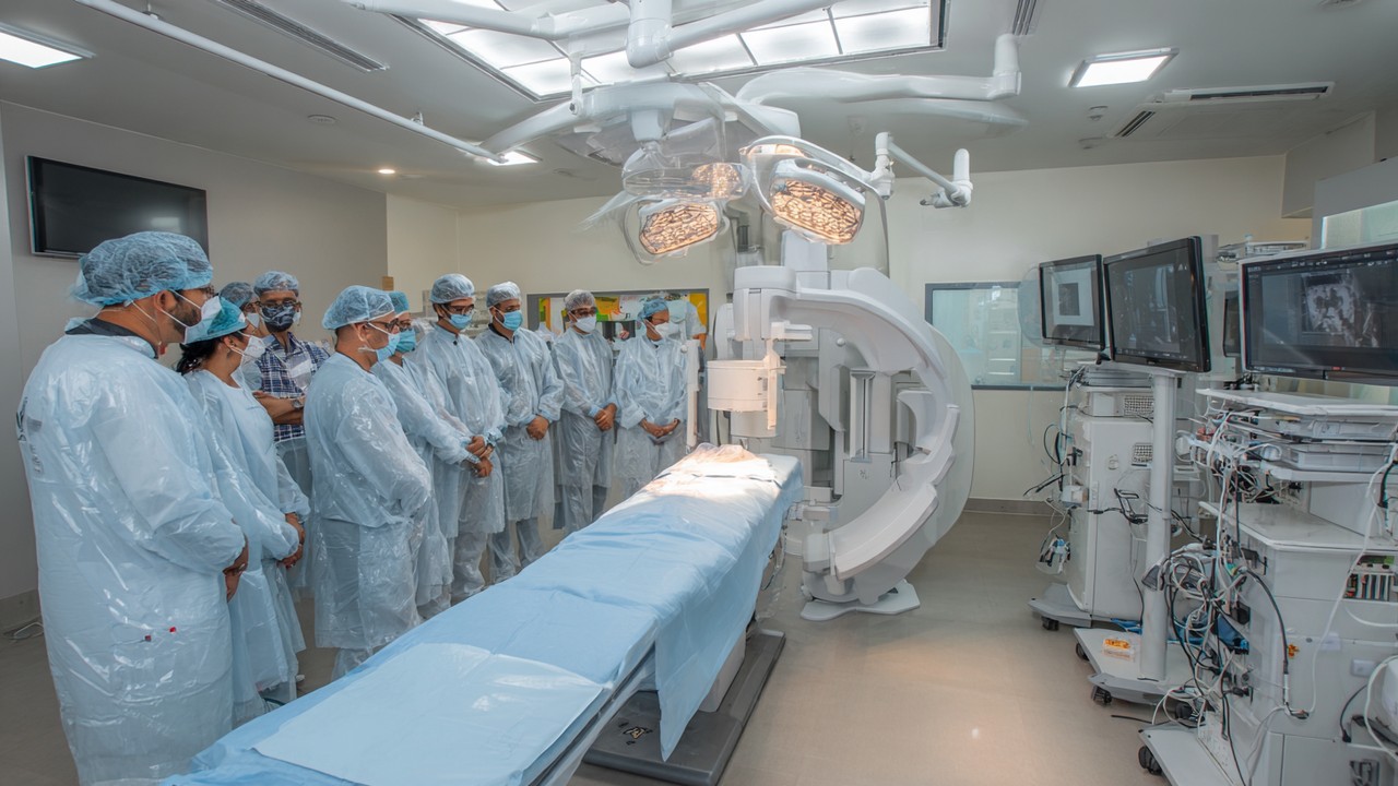 Moderní ortopedické centrum v Jordánsku s týmem lékařů připravujícím se na operaci kyčelního kloubu v čisté, vybavené ordinaci s pokročilou technologií.